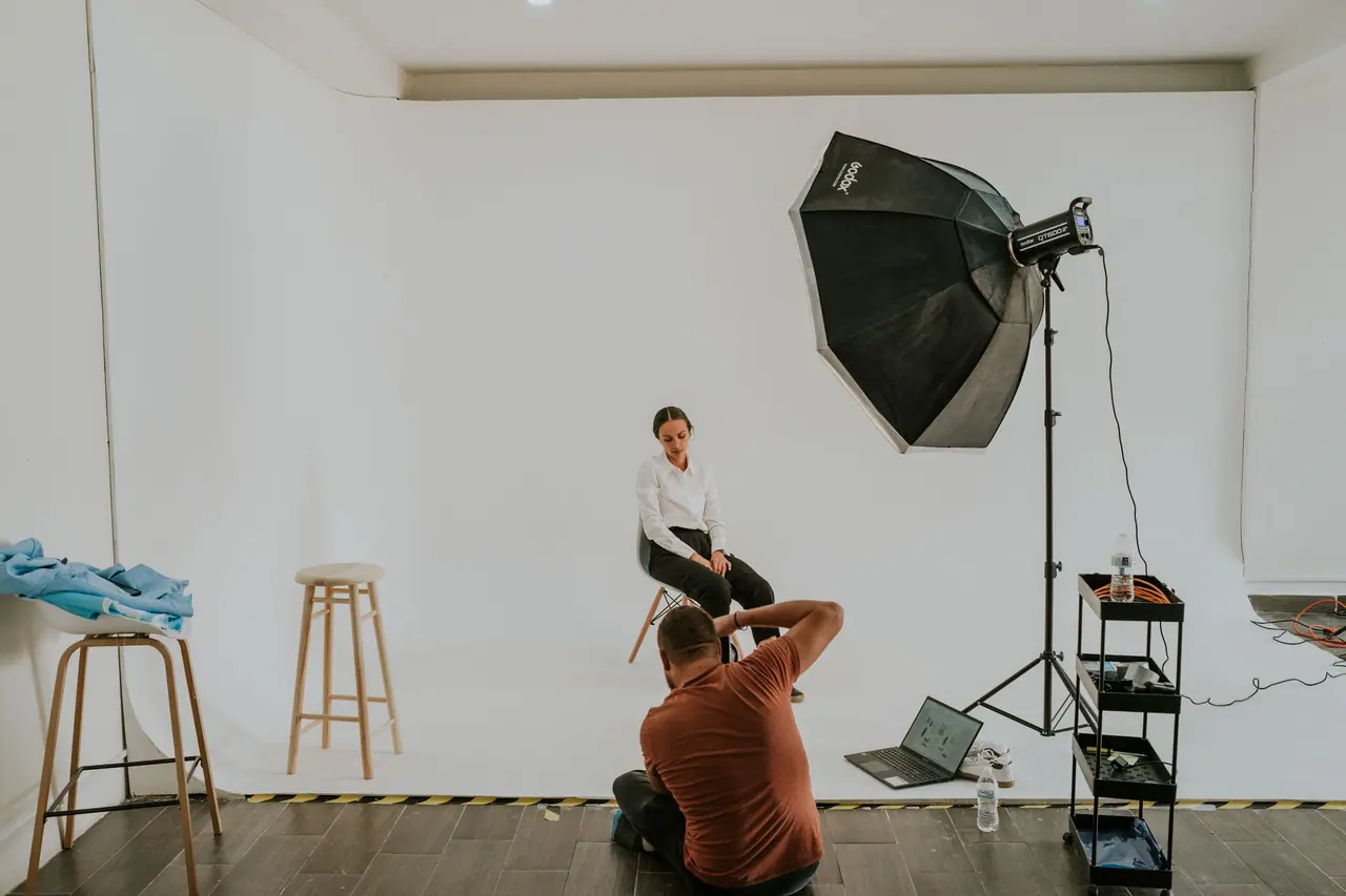 Fotógrafo que retrata a una modelo en un estudio