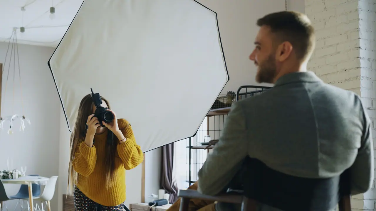 Fotógrafa que hace un retrato con luz de estudio
