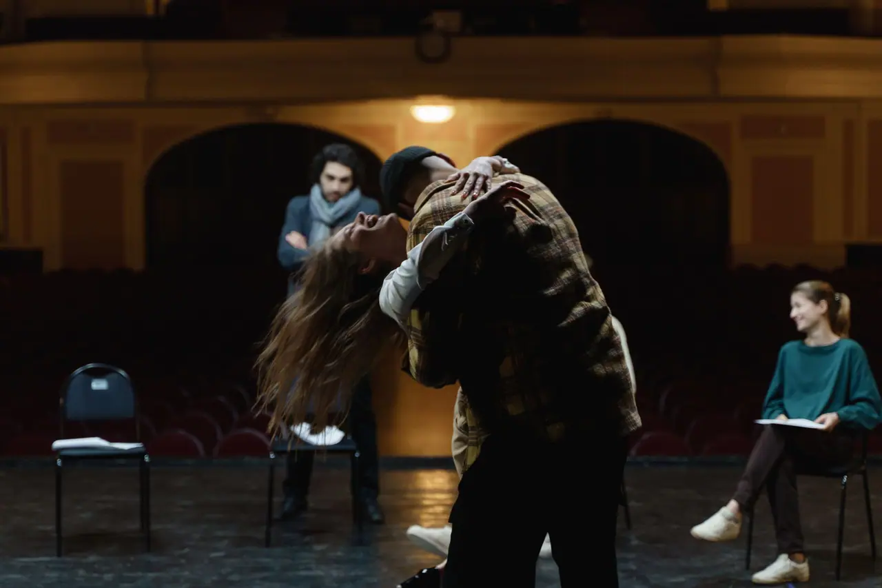 Actores que ensayan una escena en el escenario de un teatro
