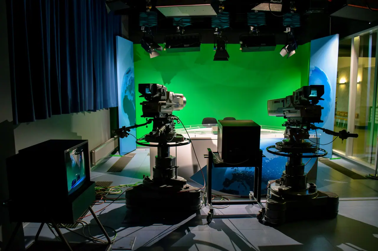 Estudio de televisión con cámaras y pantalla verde